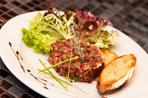Beef tartar with lettuce — Stock Photo, Image