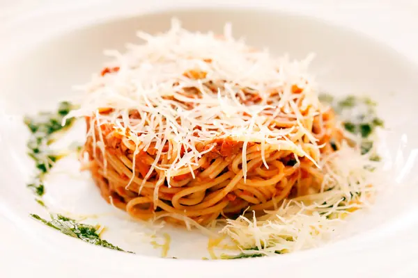 Spaghetti alla bolognese sul piatto — Foto Stock
