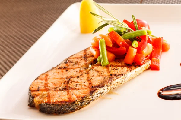 Filete de salmón con verduras —  Fotos de Stock