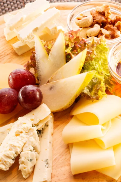 Cheese plate with grapes — Stock Photo, Image