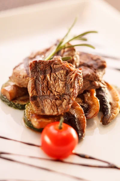 Bife com legumes no prato — Fotografia de Stock