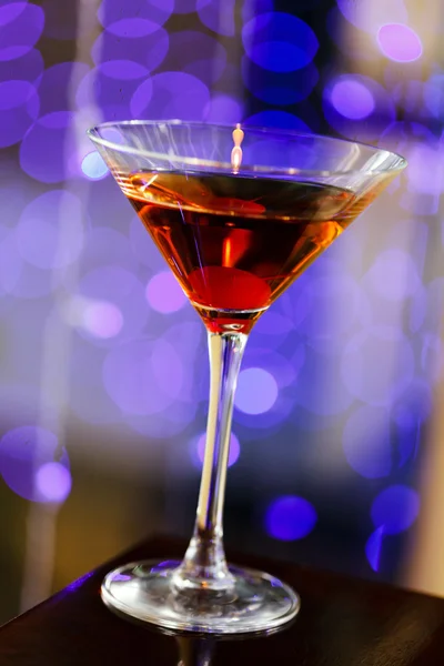 Cocktail op onscherpe achtergrond — Stockfoto