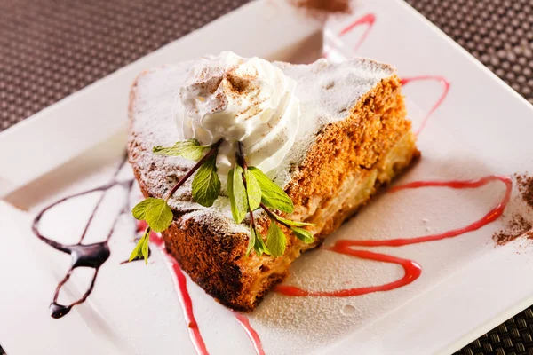 Bolo de cenoura com hortelã — Fotografia de Stock