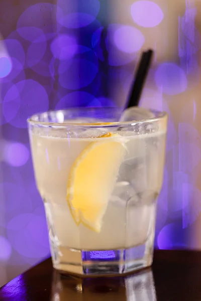 Cocktail with lemon in the bar — Stock Photo, Image