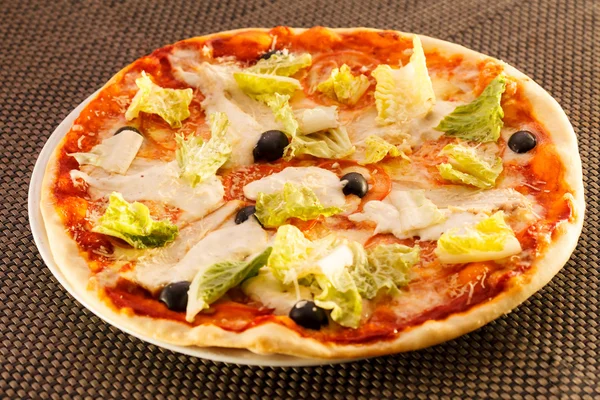Pizza savoureuse aux olives — Photo