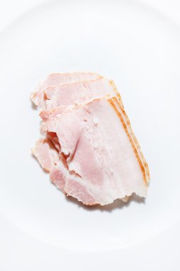 beyaz üzerine pastırma dilimlerini