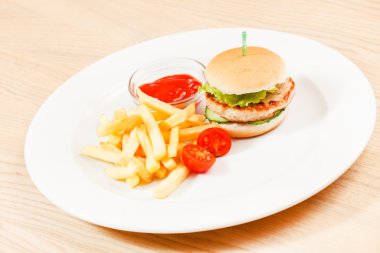 Patates kızartmalı hamburger.