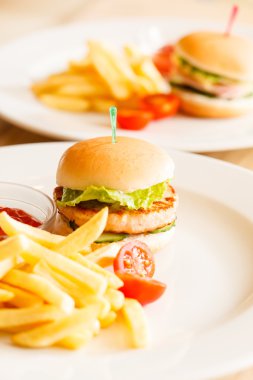 Patates kızartmalı hamburger.