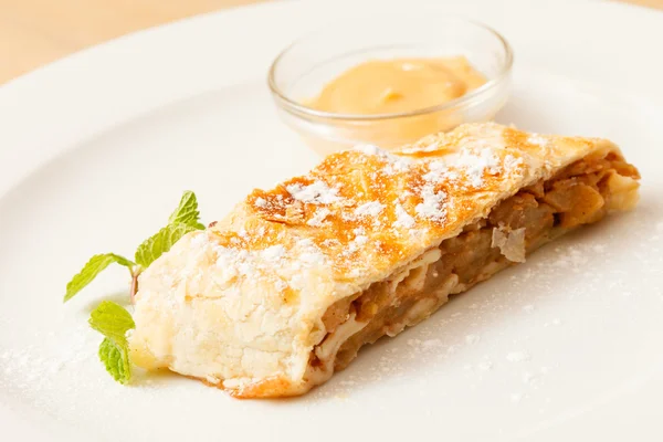 Apfelstrudel met jam — Stockfoto