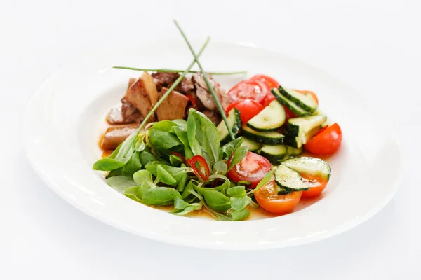 Wołowina z warzywami na białym talerzu — Zdjęcie stockowe