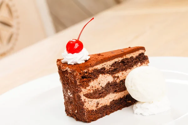 Шоколадний торт з морозивом — стокове фото