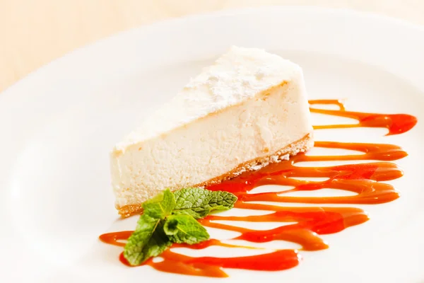 Cheesecake with caramel — Stock Photo, Image