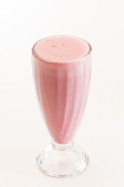 çilekli süt kokteyl