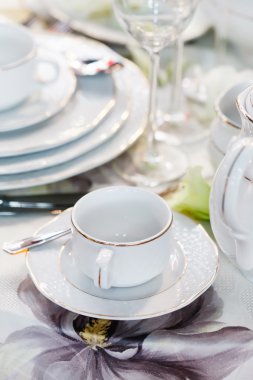 restoranda yemek yemek için küme tablo