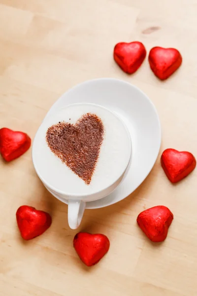 Cappuccino con caramelos de corazón — Foto de Stock