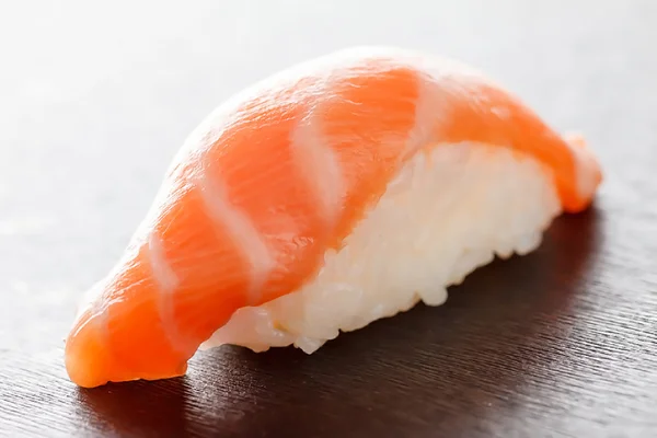 Nigiri con salmone da vicino — Foto Stock