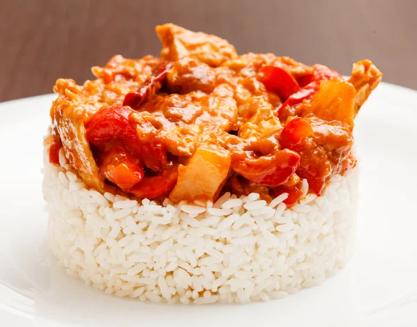 Arroz com frango no prato — Fotografia de Stock