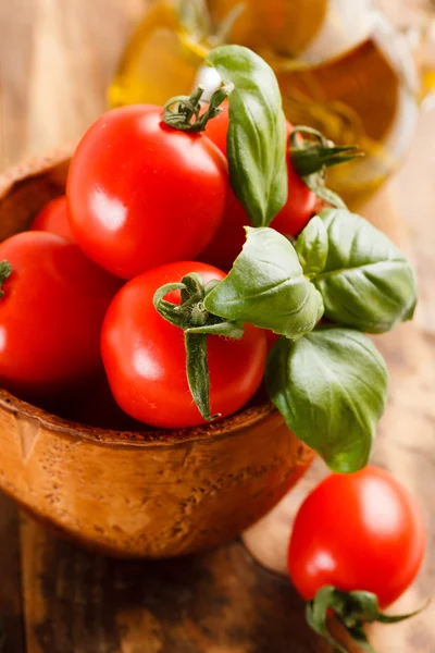 Tomatoes and basil leaves — Stock Photo, Image