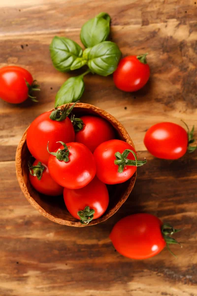 Tomatoes and basil leaves — Stock Photo, Image