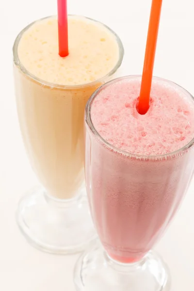 Cocktails de leite de fruto em copos — Fotografia de Stock