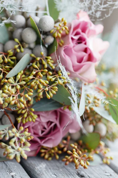 Ramo romántico con rosas rosadas — Foto de Stock