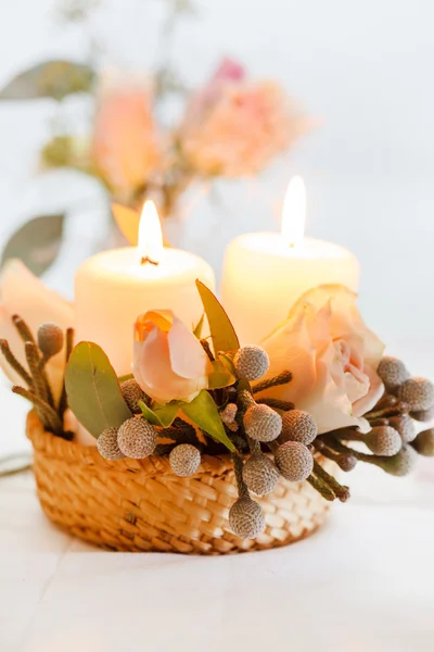 花和蜡烛装饰 — 图库照片