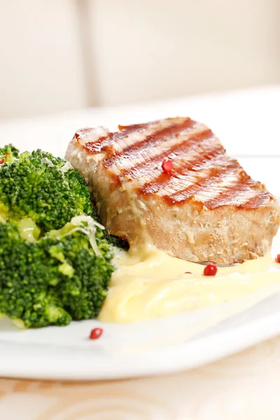 Tuna biftek brokoli ile
