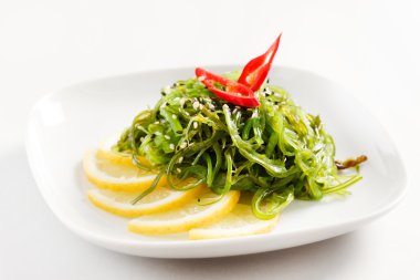 chuka salata tabağı üzerinde