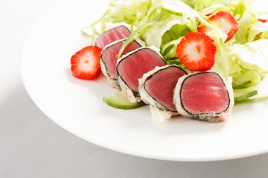 Tuna meze tabağı üzerinde