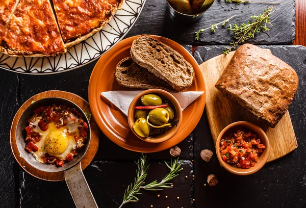 Gekookt en geserveerd Spaans diner — Stockfoto