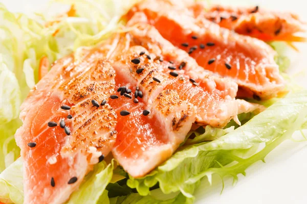 日本沙拉配三文鱼 — 图库照片