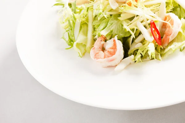 Salada com camarões na placa — Fotografia de Stock