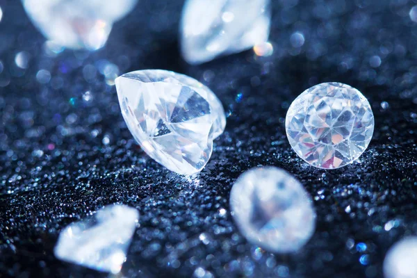 Diamanten auf schwarzem Hintergrund — Stockfoto