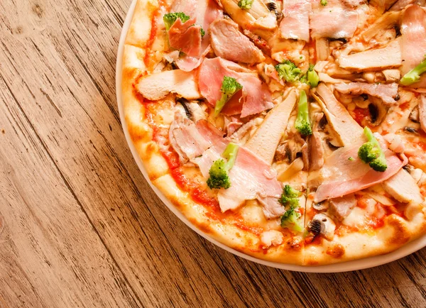 Pizza auf Holzboden — Stockfoto