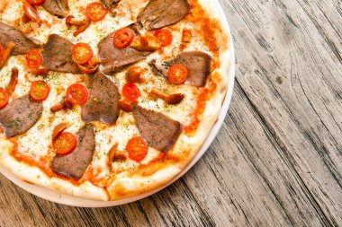 Tahta arka planda pizza.