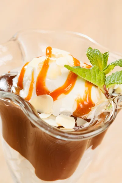 Ice cream with caramel sauce — Stock Photo, Image