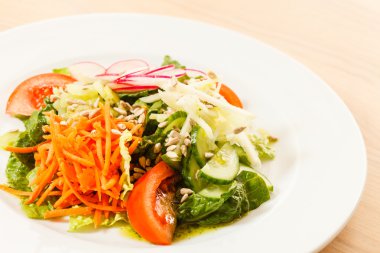 Vejetaryen salata tabağı üzerinde