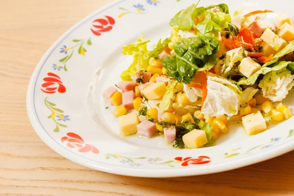 Salat mit Mais und Käse — Stockfoto