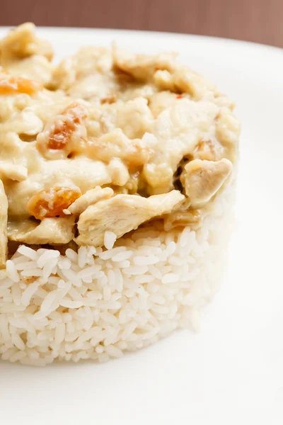 Arroz com frango no prato — Fotografia de Stock