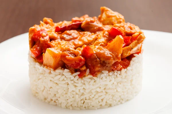 Arroz com frango no prato — Fotografia de Stock