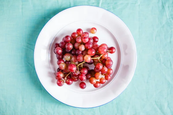 Grapes on white plate — Stock Photo, Image