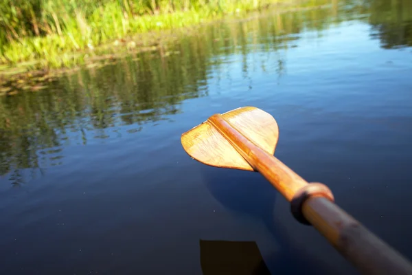 Pagaie dans l'eau gros plan — Photo