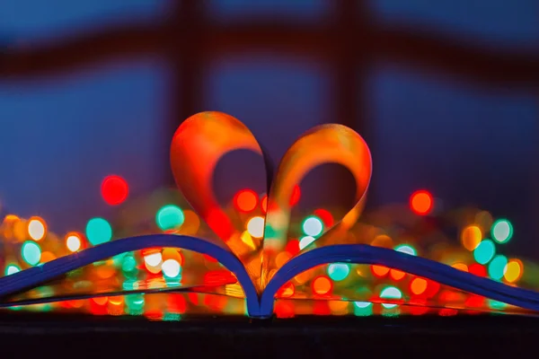 Corazón de páginas de libros —  Fotos de Stock