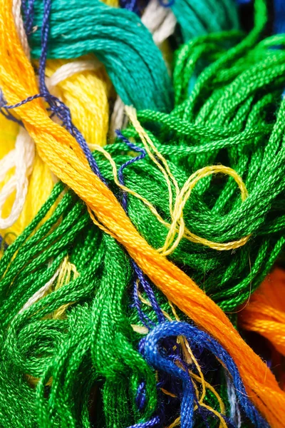 Желтые и зеленые нити — стоковое фото