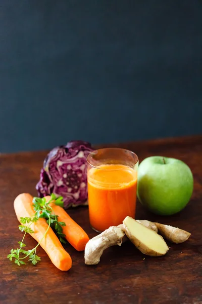 Smoothie mit gesundem Gemüse — Stockfoto