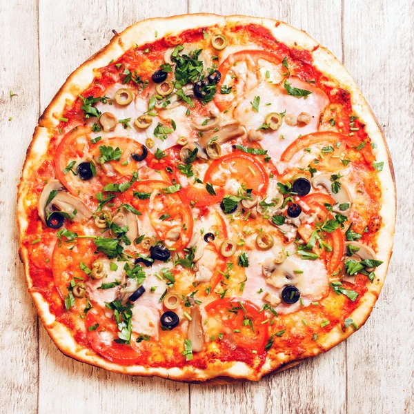 Pizza fresca saborosa — Fotografia de Stock
