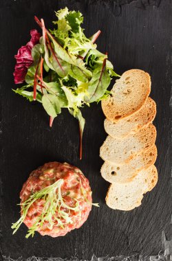 Biftek tartar yeşillikleri ile