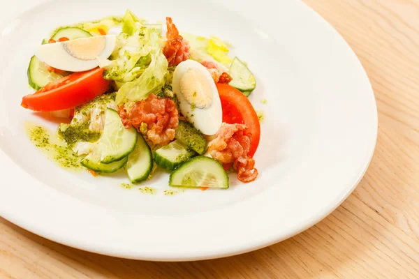 Salade avec oeuf sur assiette — Photo