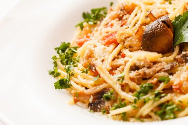 Etli ve mantarlı makarna.