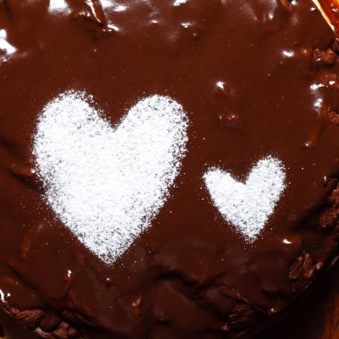 Sevgililer Günü için çikolatalı pasta.